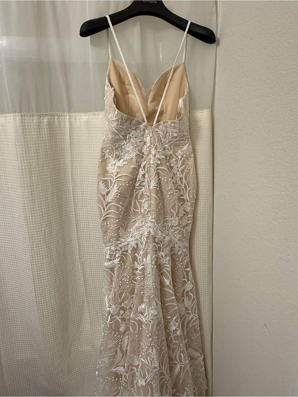 Avery Austin Celine Wedding Dress Size 6, 56" inseam, NWT, mermaid style, lace - Picture 6 of 10